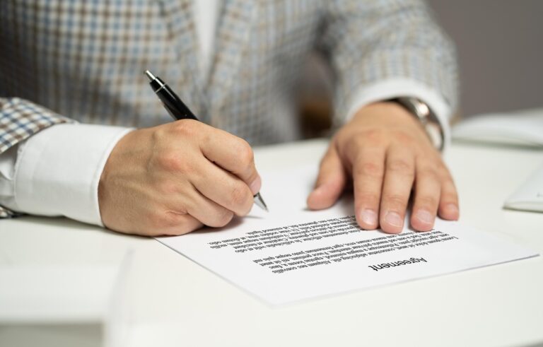 退職代行を利用する前に必ず確認すべき契約内容は？